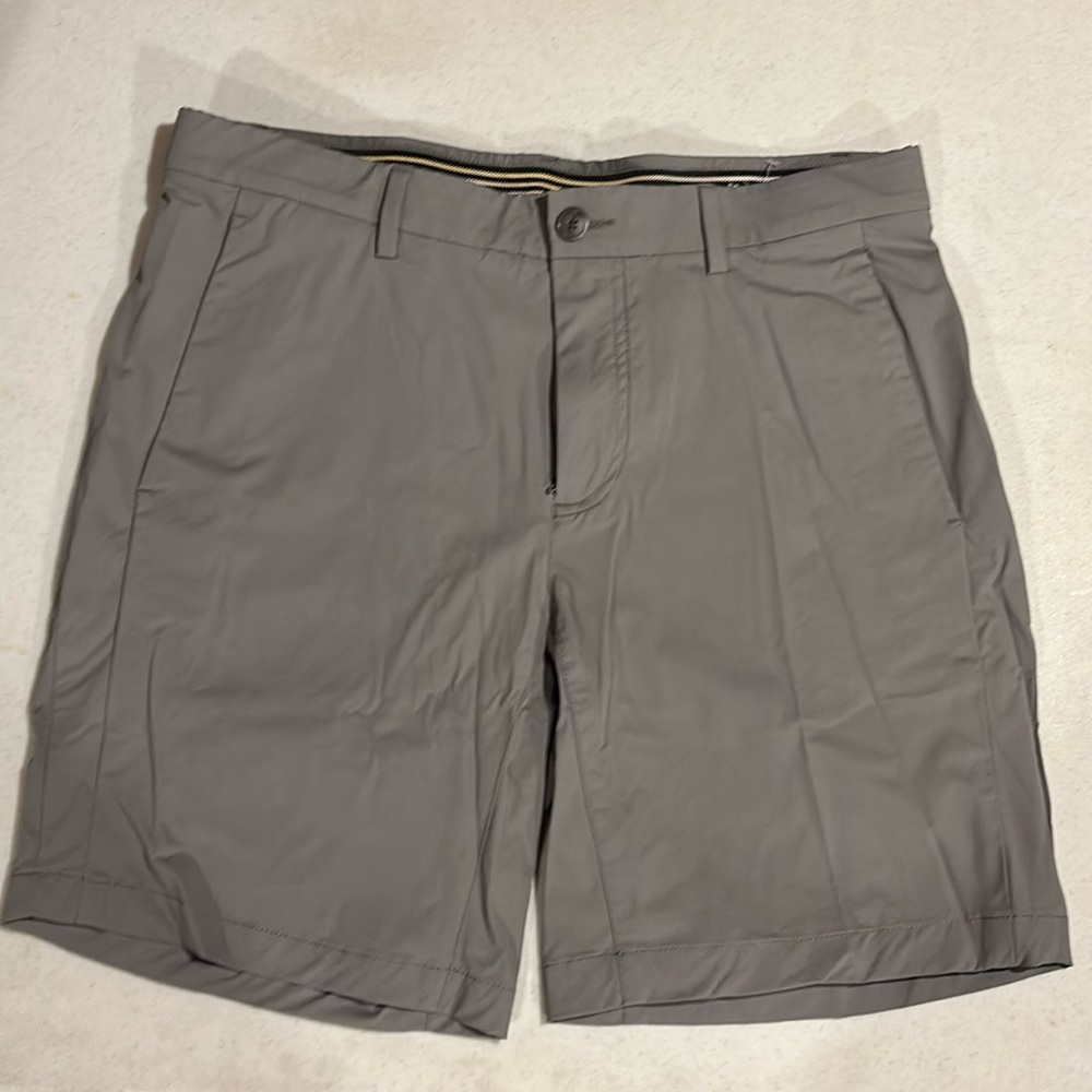 Like New!! Mens Perry Ellis Stretch Golf Shorts Size 32 waist. 7” length